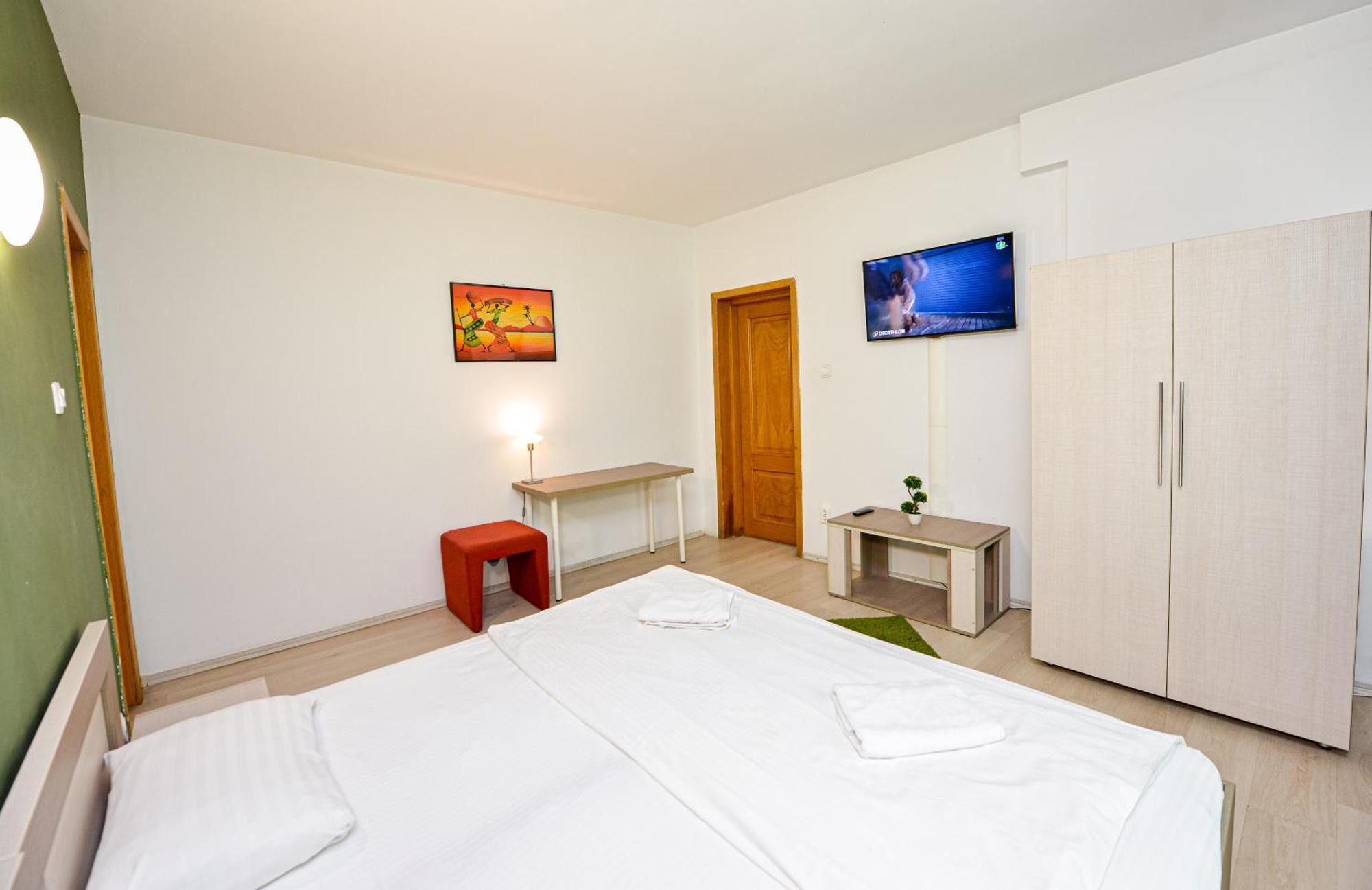 The Lincoln Suites - Central Shabbat Friendly Apartments Boekarest Buitenkant foto