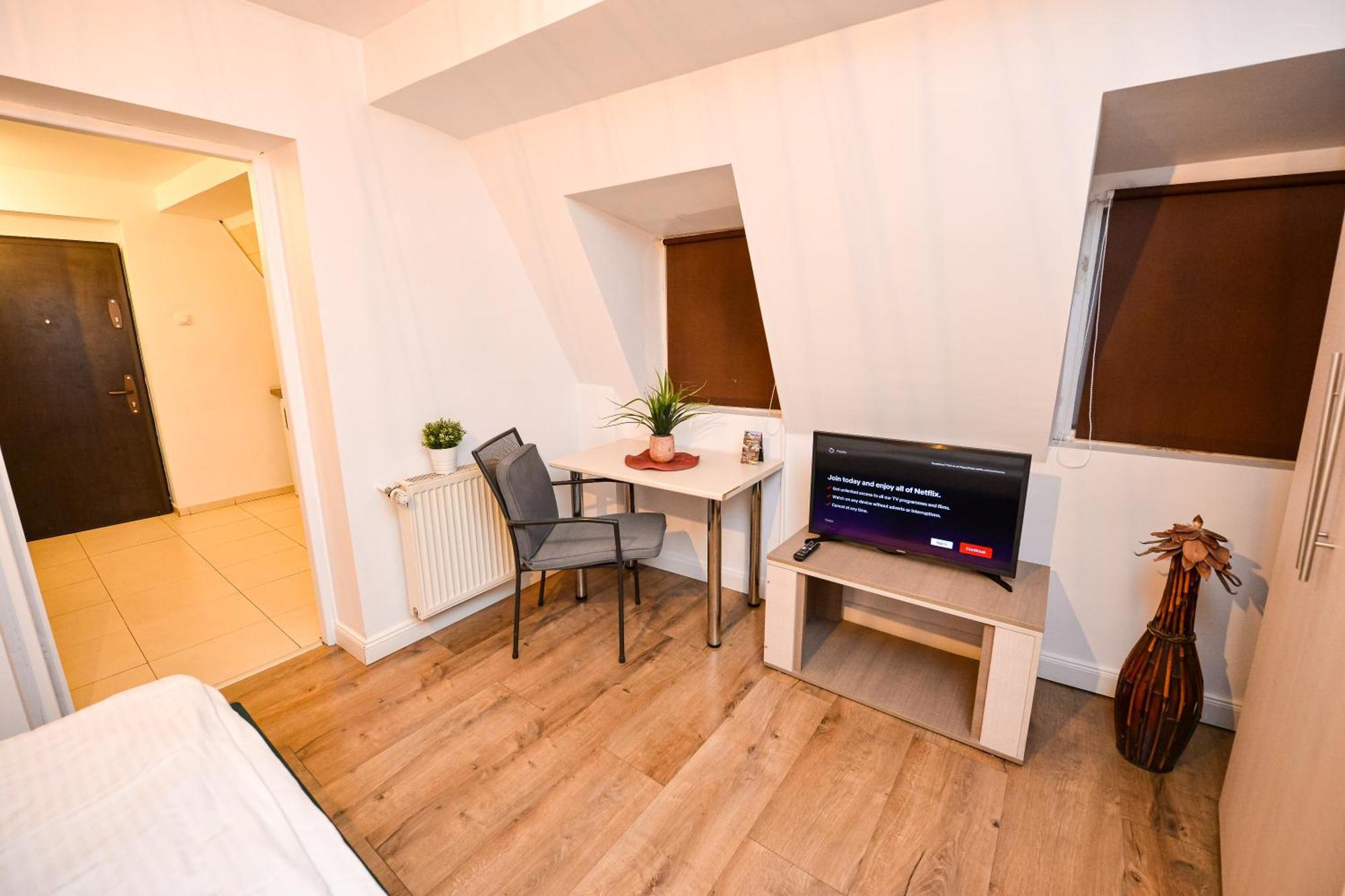The Lincoln Suites - Central Shabbat Friendly Apartments Boekarest Buitenkant foto