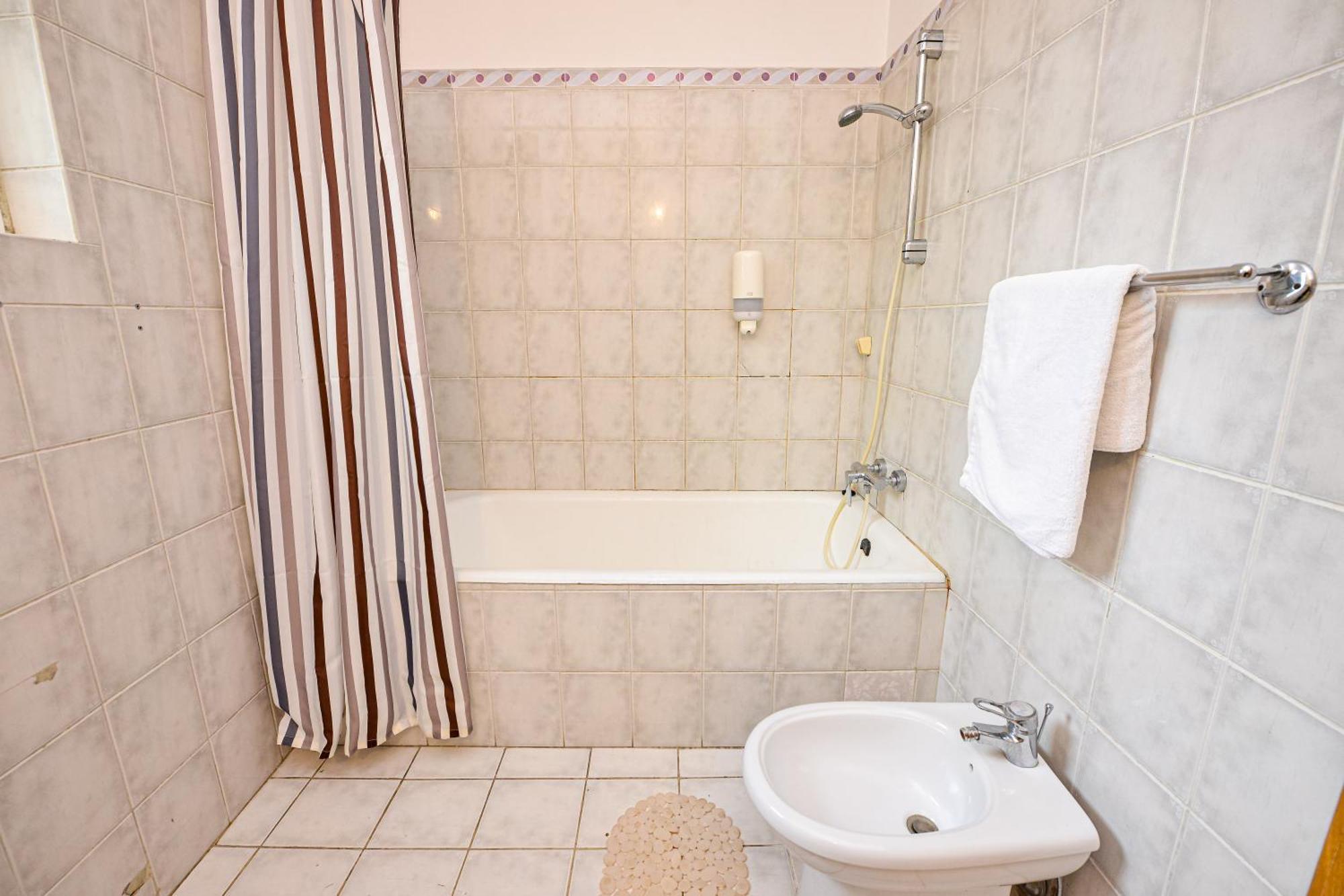 The Lincoln Suites - Central Shabbat Friendly Apartments Boekarest Buitenkant foto